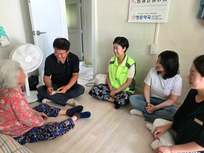 남양주시 '찾아가는 신청'으로 민생회복 소비쿠폰 지급 사각지대 해소- 조안면지사협 활동