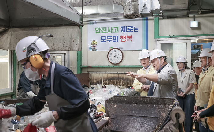 임병택 시흥시장 1일 재활용선별장 '시흥시환경미화타운' 방문