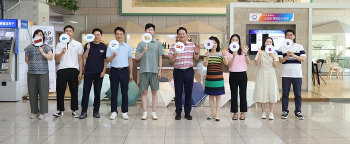 최대호 안양시장-직원들 손부채 들고 하절기 복장 간소화 퍼포먼스