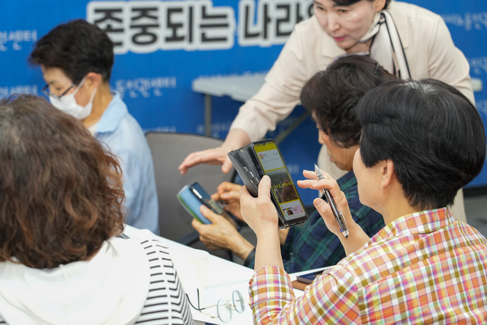 안양시노동인권센터 시니어 노동자 스마트 교육 실시