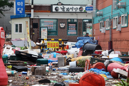 지난 4일  폭우로 피해를 입은 전남 함평군 함평천지전통시장의 모습. 연합뉴스