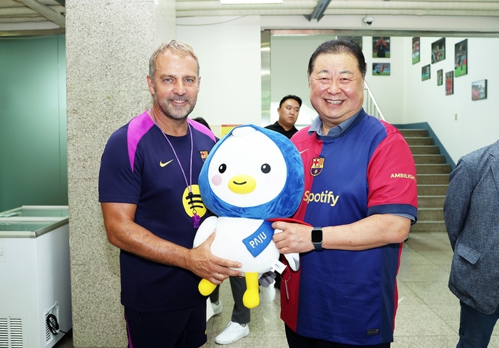 김경일 파주시장(오른쪽)-스페인 FC바르셀로나 관계자 파주 NFC에서 만남