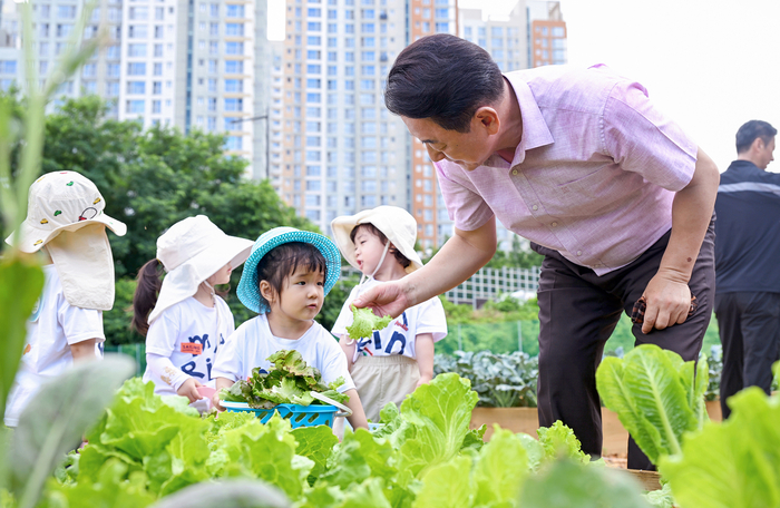 김동근 의정부시장 관내 힐링 텃밭 방문