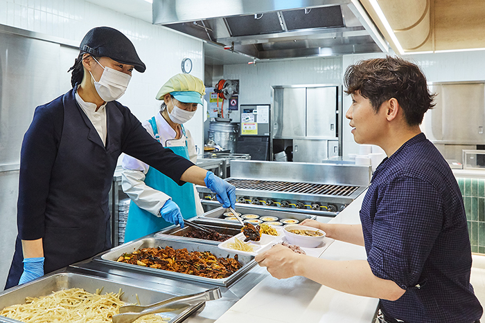 ‘규모의 경제’ 노리는 아워홈, 단체급식 시장 재편되나