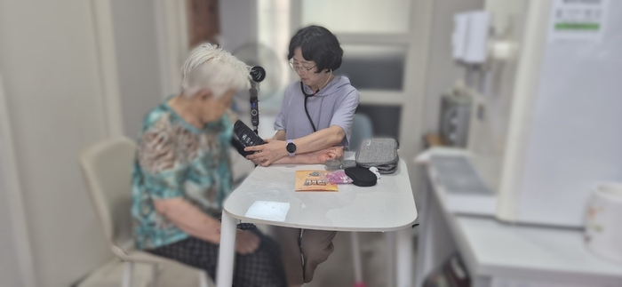 안양시 방문 건강관리 전담 간호사 노인 건강 확인