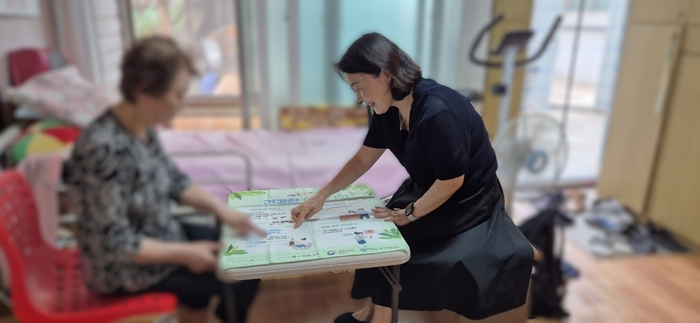 안양시 방문 건강관리 전담 간호사 노인 건강 확인