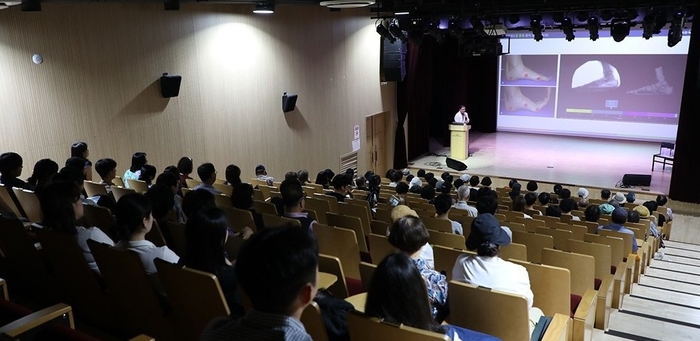 바른세상병원 수족부센터 최윤효 원장이 강의를 진행하고 있다. 사진=바른세상병원
