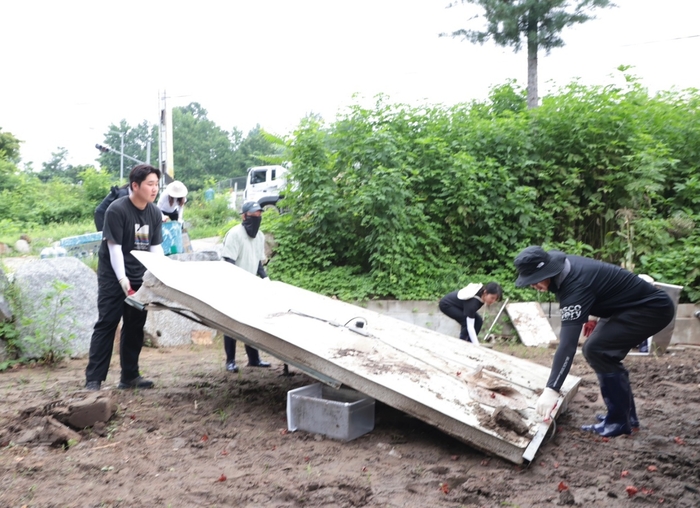 시흥시 공직자 8일 가평군 상면 수해복구 자원봉사활동 전개