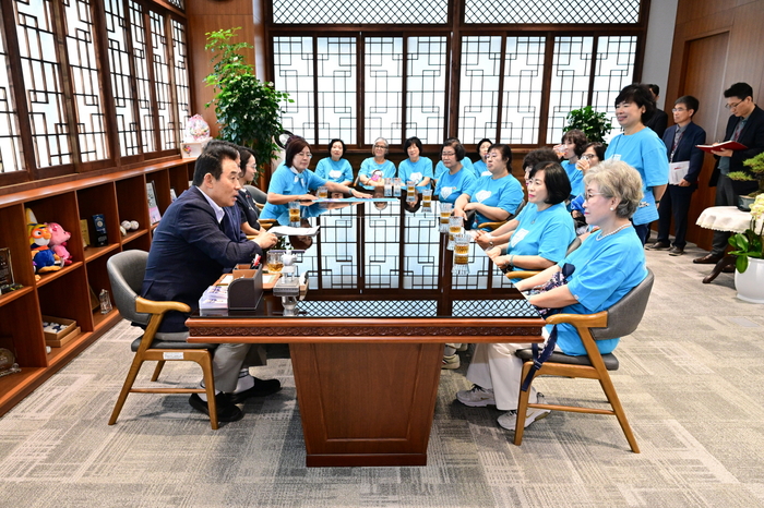 영웅시대 경기동부응원방 포천시에 성금 1천만원 기부