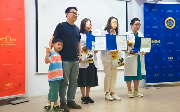 ▲ 한방건강관리학과 학생 연구모임 '경희허브바이텍'이 천연 항주름 조성물 특허를 출원했다. 좌측부터 김범정 한방건강관리학과장, 연구를 주도