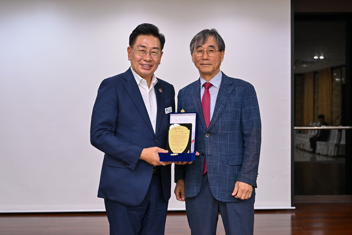최병규 한마음교육봉사단장 9일 전진선 양평군수(왼쪽)에게 감사패 전달