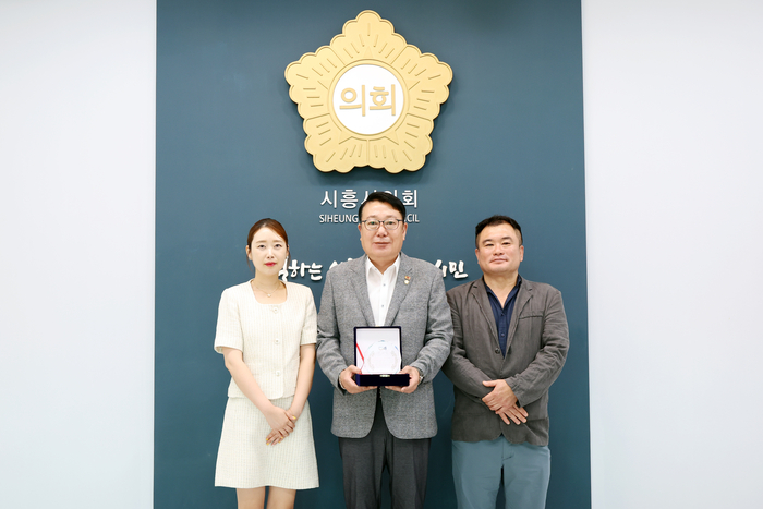 시흥시 상인대학 수료생 8일 이봉관 시흥시의원에게 감사패 전달