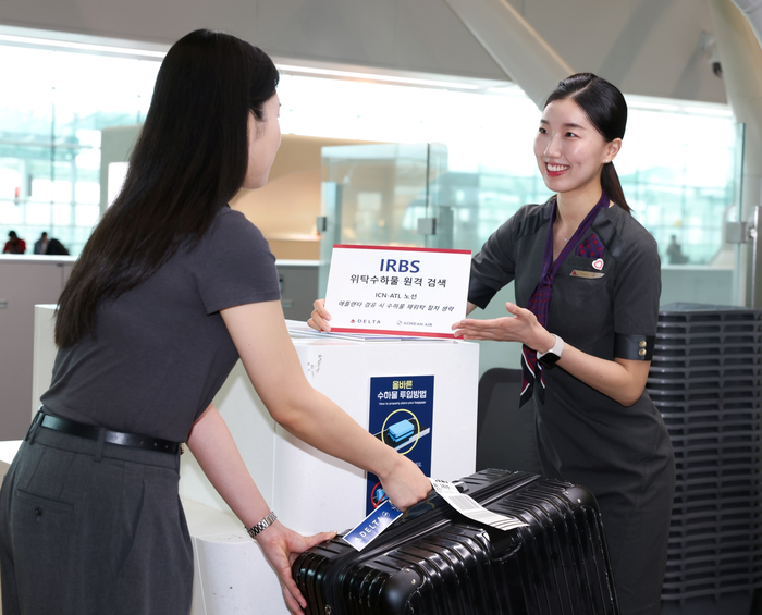인천국제공항 델타항공 카운터에서 직원이 탑승객에게 '위탁 수하물 원격 검색(IRBS, International Remote Baggage Screening)'을 소개하는 모습. 사진=델타항공