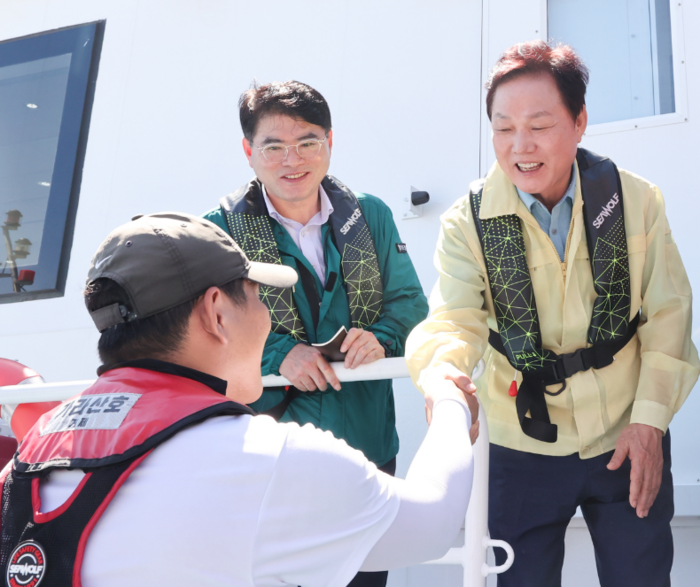 박완수 경남도지사는 14일 고수온 피해 최소화를 위한 현장 대응 상황을 점검하기 위해 거제시 해상 가두리양식장을 방문했다.