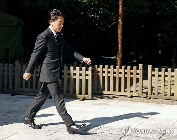 유력한 총리 후보로도 거론돼온 고이즈미 신지로 일본 농림수산상이 패전일인 15일 도쿄 야스쿠니 신사 참배를 위해 이동하고 있다.