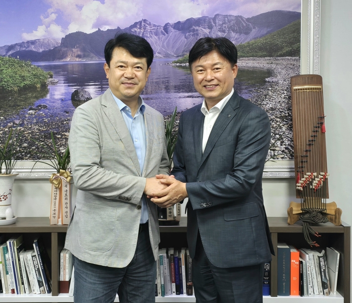 조용익 부천시장(오른쪽) 8월4일 국회 국토교통위원회 간사인 복기왕 의원 만나 주거-도시개발-교통 등 지역 현안 건의