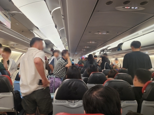 13일 인천공항 대신 김포공항에 내렸던 에어아시아 D7 506편 기내 상황. 출처=연합뉴스.