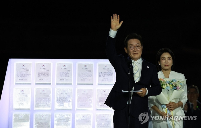 이재명 대통령은 15일 저녁 광화문광장에서 국민임명장을 받았다.