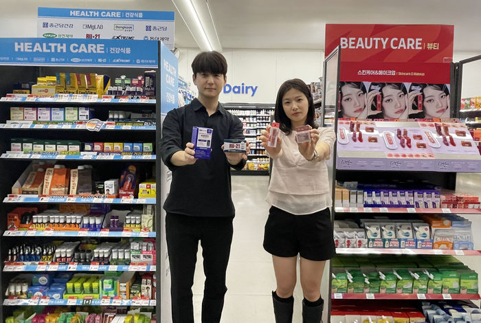 편의점 GS25 매장에서 모델들이 건강·뷰티 카테고리 전문매대 앞에서 포즈를 취하고 있다. 사진=GS리테일