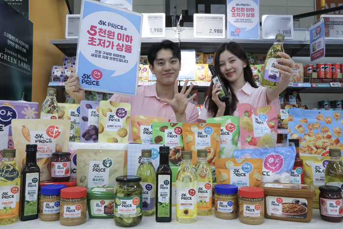 이마트 용산점에서 모델들이 '5K PRICE(오케이프라이스)' 상품을 소개하고 있다. 사진=이마트