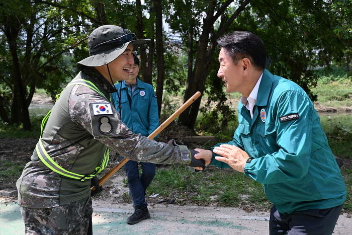 김동근 의정부시장 18일 육군 제8기동사단 수해복구 현장 격려 방문