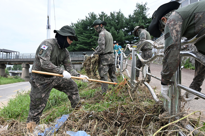 육군 제8기동사단 장병들 18일 의정부시 하천 변에서 수해복구 진행