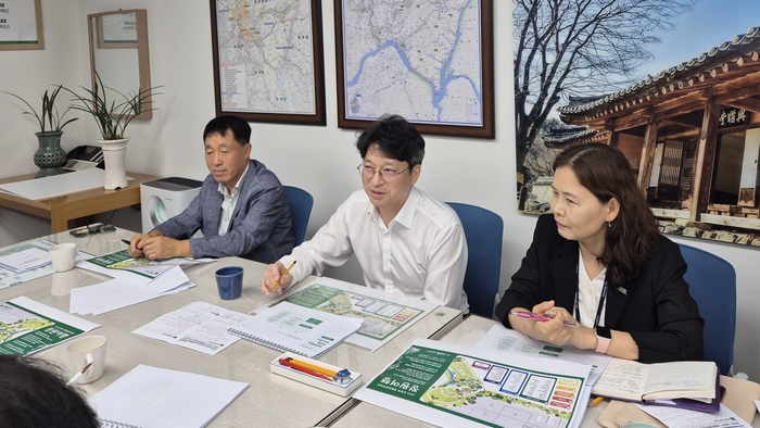 홍지선 남양주시 부시장(가운데) 19일 '2025 남양주 정원문화박람회' 중간보고회 주재