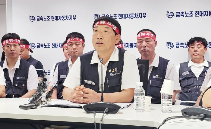 문용문 현대차 노조지부장(가운데)이 18일 노조사무실에서 올해 단체교섭 결렬과 관련한 기자회견을 하고 있다.