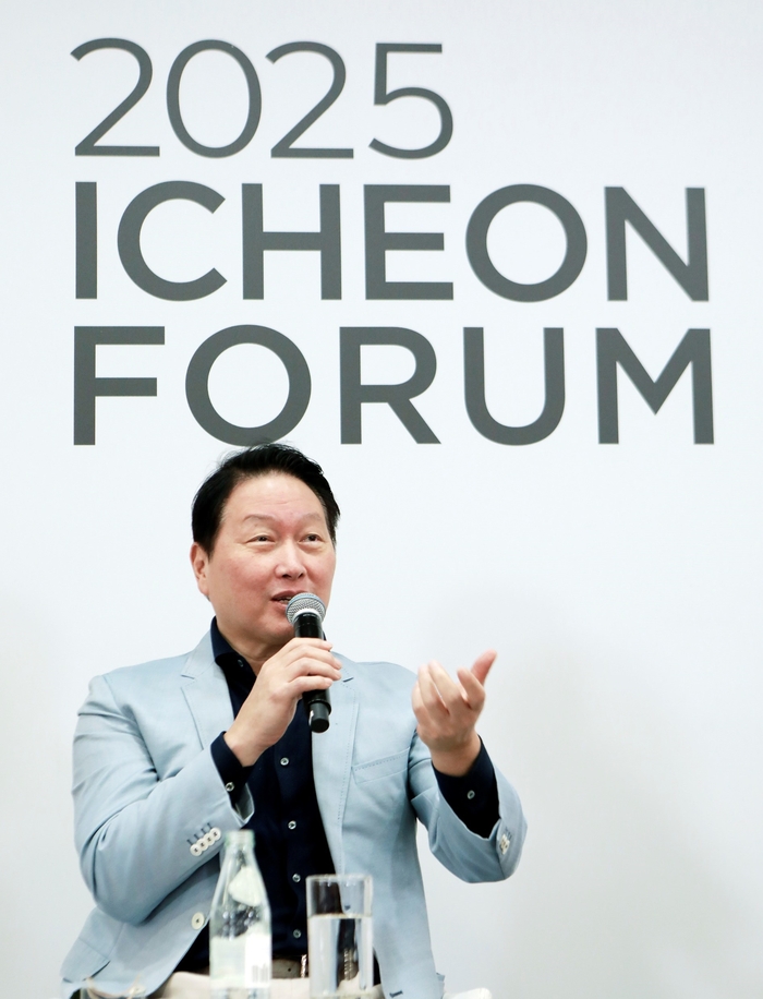 최태원 SK그룹 회장이 지난 20일 SK서린사옥에서 열린 '이천포럼 2025' 폐막 세션에서 AI 역량 강화에 대해 발언하고 있다.