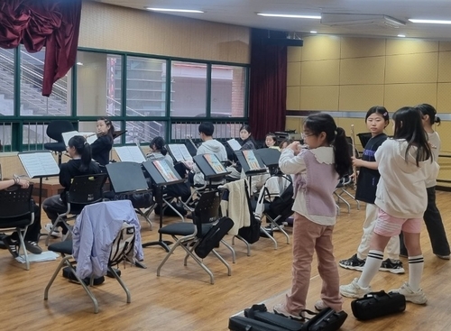 부천아트밸리 거점형 관악부 학생들 3월 경기예술고등학교 관악실에서 수업 중