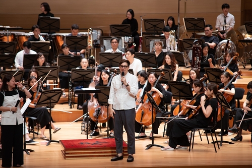 아드리앙 페뤼숑 부천필 선임 지휘자 7월24일 오픈 리허설에서 연주곡 설명