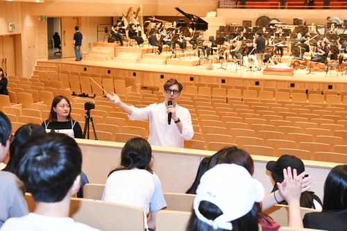 아드리앙 페뤼숑 부천필 선임 지휘자 7월24일 오픈 리허설에서 연주곡 설명