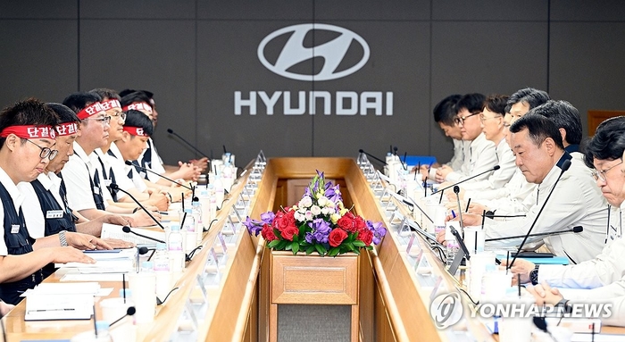 현대차 노사가 지난 6월 울산공장에서 올해 임단협 상견례를 열고 있다. 노사는 이후 17차례 교섭했으나 별다른 성과를 내지 못했다.