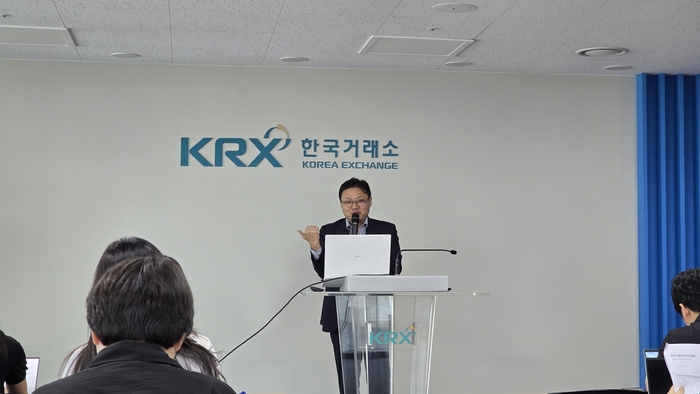 26일 한국거래소에서 '하반기 달러 전망과 약달러 가능성'을 주제로 진행한 기자간담회에서 질문 받는 최광석 LS증권 리서치센터장/사진=최태현