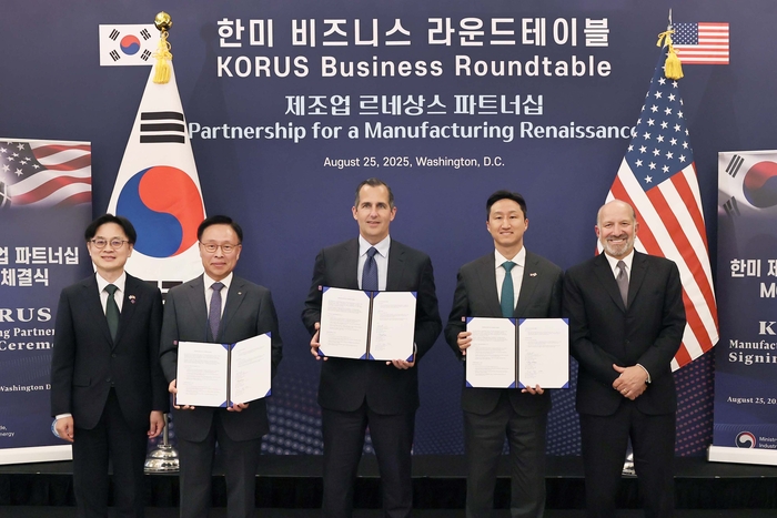25일(현지시각) 미국 워싱턴 DC 윌라드 인터콘티넨탈 호텔에서 열린 '한미 조선산업 공동 투자 프로그램 조성을 위한 양해각서(MOU)' 체결식에서 김정