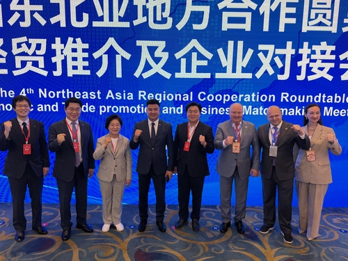 임병택 시흥시장(왼쪽 다섯번째) 26일 중국 장춘시에서 열린 '제4회 동북아시아지방협력원탁회의' 참가