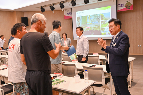 전진선 양평군수(오른쪽) 25일 환경교육선 운행 타당성 검토 용역 최종보고회 주재