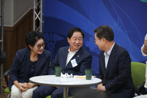 주광덕 남양주시장(가운데) 27일 김동연 경기도지사의 민생경제버스 현장투어 일환으로 열린 호평평내행복센터 주민간담회 참석