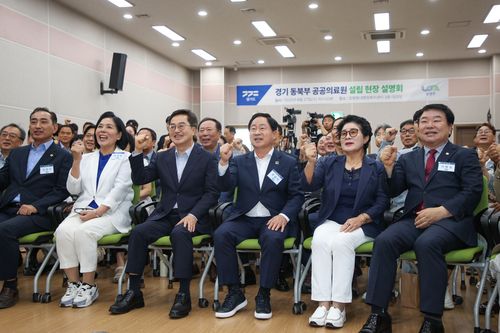 주광덕 남양주시장(왼쪽 네번째) 27일 김동연 경기도지사의 민생경제버스 현장투어 일환으로 열린 호평평내행복센터 주민간담회 참석