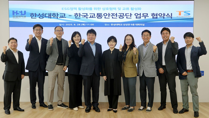 (왼쪽부터) 이주형 ESG경영처 부장, 박상호 교통안전공단 기획조정실장, 박경범 교통안전공단 혁신성과처장, 지자형 ESG경영처장, 김웅영 교통안전공단