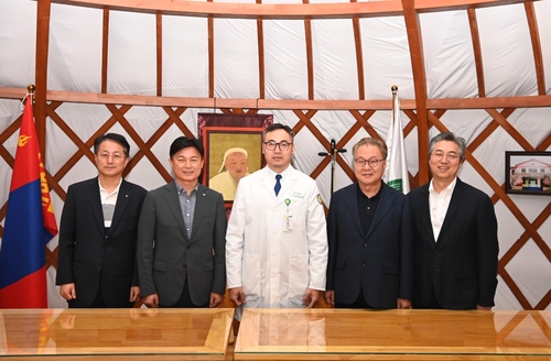 조용익 부천시장(왼쪽 두번째) 22일 '몽골 국립외상센터' 들러 의료 교류 방안 논의