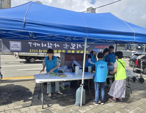 광복회 광명시지회 29일 광명사거리역 일대에서 시민에게 경술국치 유인물과 흰죽 배포