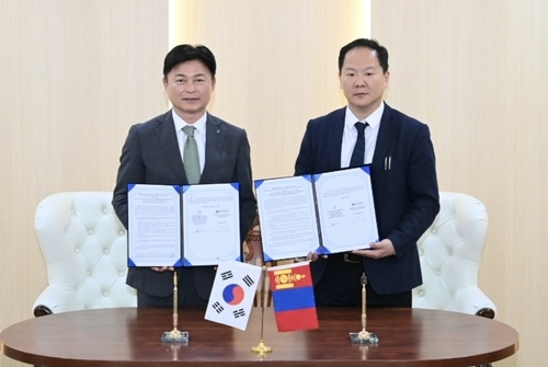 조용익 부천시장(왼쪽) 25일 부천시-울란바토르시 MOU 체결