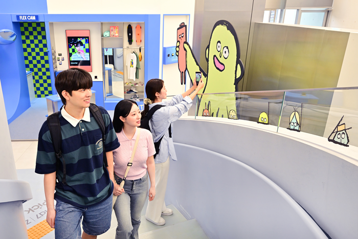 오는 9월 28일까지 삼성 강남에서 진행되는 '인투 더 갤럭시 언폴더스(INTO the Galaxy UNFOLDERS_' 전시 현장. 사진=삼성전자 제공