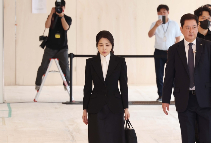 김건희, 피의자 신분으로 특검 첫 출석