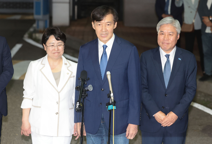 출소하며 대국민 인사하는 조국 전 대표