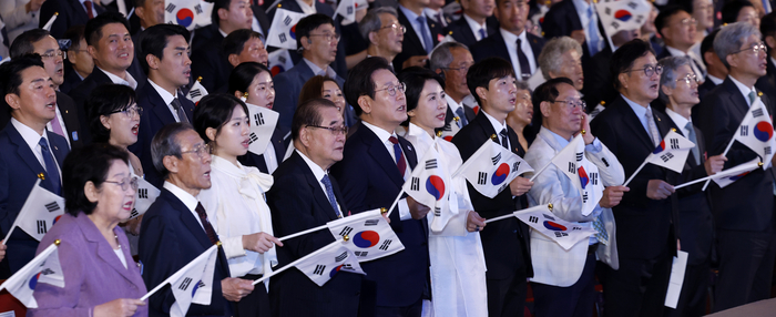 광복절 노래 제창하는 이재명 대통령 부부