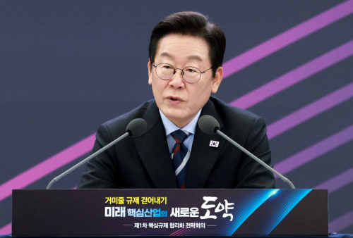 李 대통령 지지율 54.5%…‘정치 혼란’에 1.5%p↓
