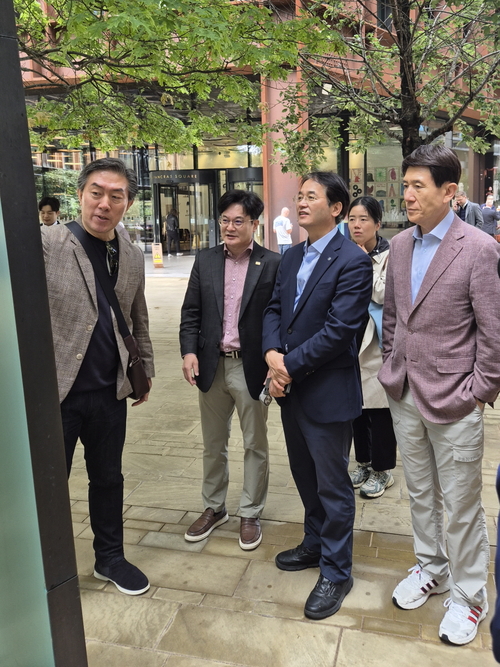 이동환 고양특례시장(가운데)과 대한민국대도시시장협의회 방문단 도시재생 상징적 비즈니스 거점인 판크라스 스퀘어 방문