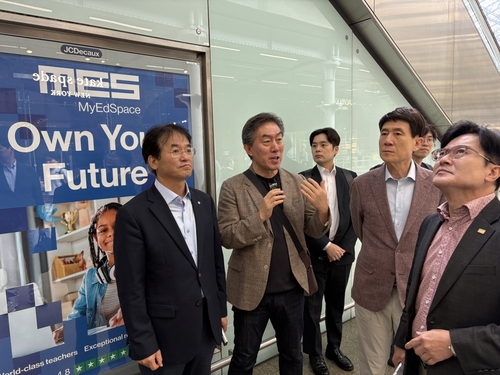 이동환 고양특례시장(왼쪽)과 대한민국대도시시장협의회 방문단 세인트 판크라스역 내부 관람